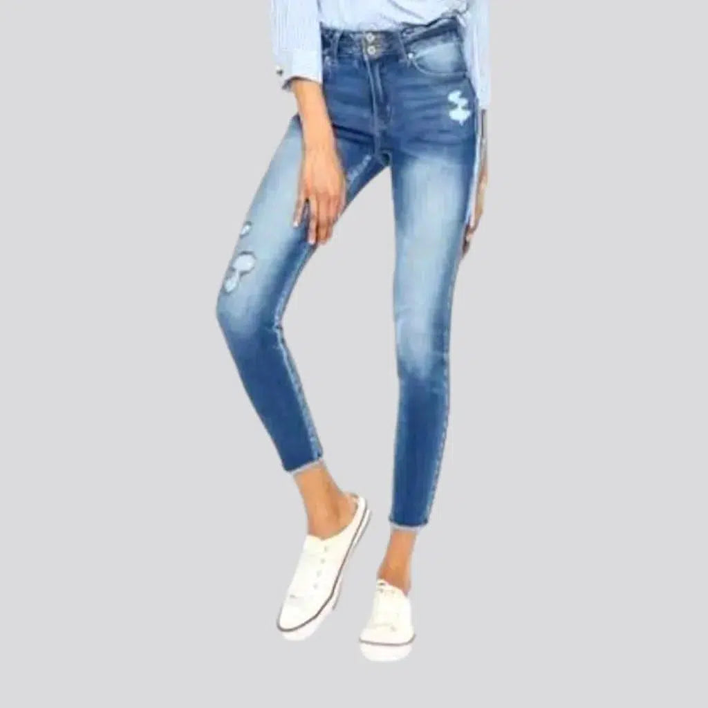 Cutoff-bottoms distressed jeans for women